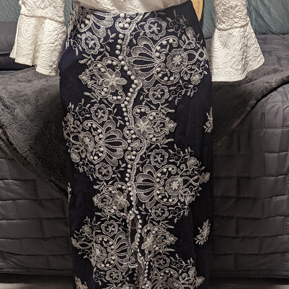 Venus and Green Envelope skirt and shirt both M NWOT - Picture 2 of 6